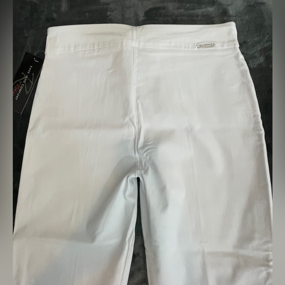 Rekucci white designer capri jeans
With zipper detail at ankle - Picture 7 of 9